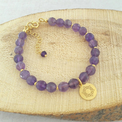 Bracelet en améthyste et argent 925 doré avec médaille chakra Sahasrara. c'est le chakra couronne, centre de la connexion spirituelle.