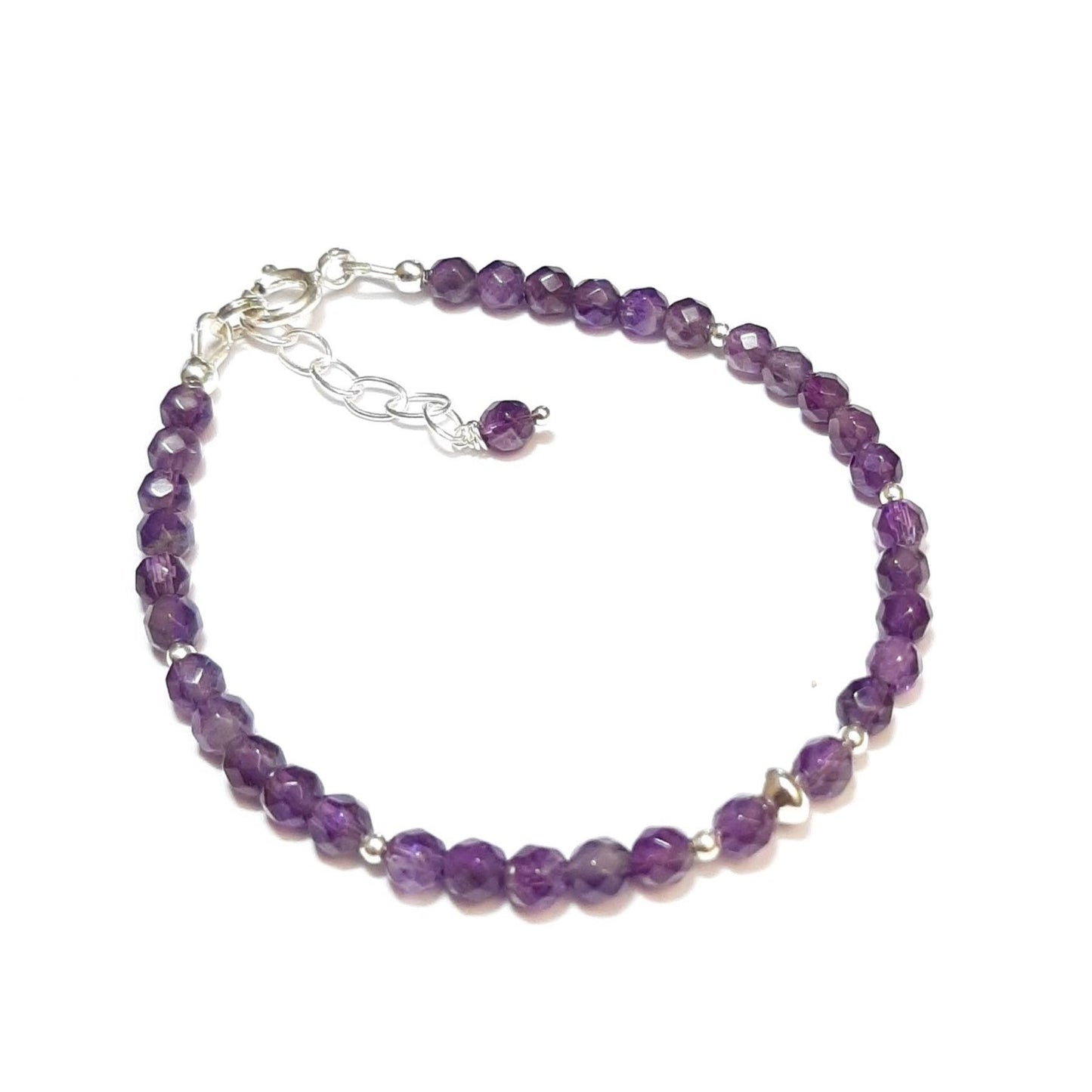 Découvrez un bracelet bohème chic en argent 925 orné de pierres fines  d'améthyste. Ce bijou raffiné de 17 cm de longueur, ajustable grâce à une chainette, s'intègre parfaitement à un style minimaliste ou peut être combiné avec d'autres bracelets pour un look moderne et tendance.