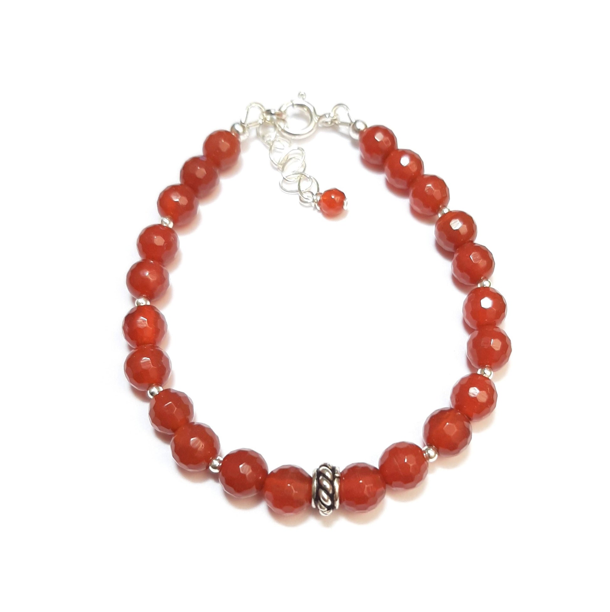 Ce bracelet élégant associe la pureté de l'argent 925 aux énergies vibrantes de la cornaline, une pierre naturelle connue pour ses vertus de courage et de vitalité. Mesurant 17 cm avec une chaînette ajustable, il est conçu pour s'adapter parfaitement à votre poignet. Chaque pierre de 6 mm est minutieusement sélectionnée et montée à la main en France, garantissant un bijou de qualité 