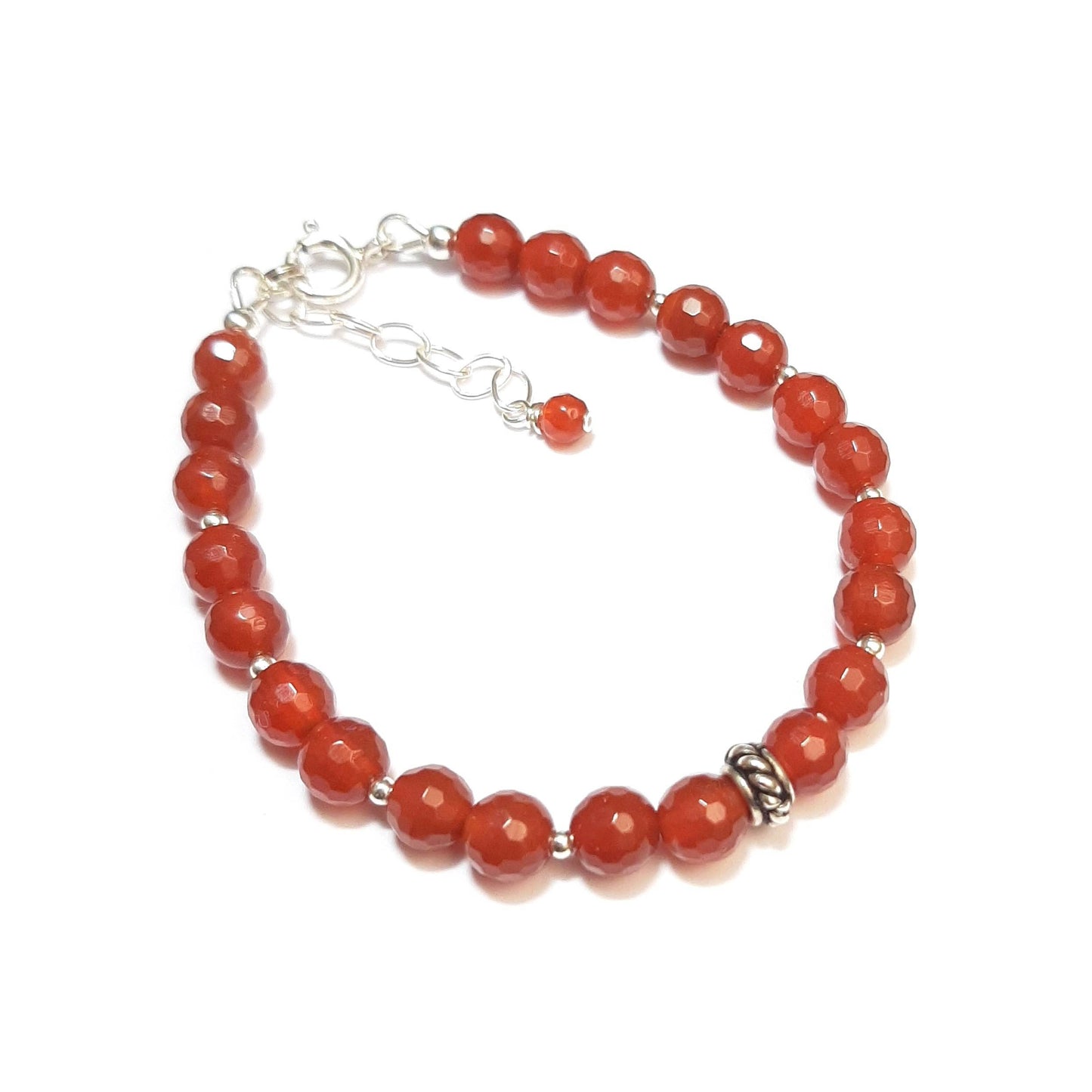 Ce bracelet élégant associe la pureté de l'argent 925 aux énergies vibrantes de la cornaline, une pierre naturelle connue pour ses vertus de courage et de vitalité. Mesurant 17 cm avec une chaînette ajustable, il est conçu pour s'adapter parfaitement à votre poignet. Chaque pierre de 6 mm est minutieusement sélectionnée et montée à la main en France, garantissant un bijou de qualité 
