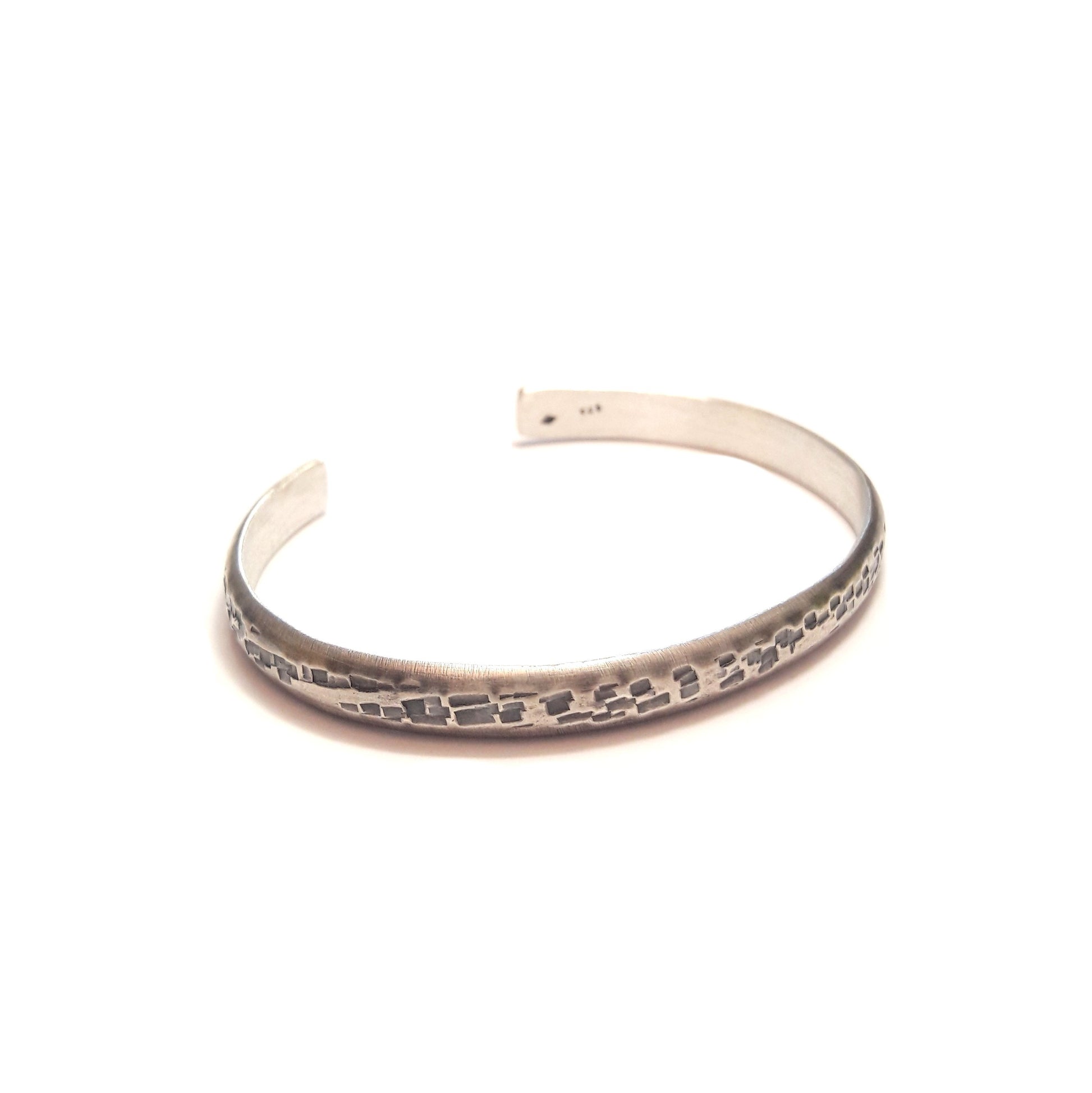 Bracelet jonc ethnique en argent massif 925 pour homme.
Bracelet gravé à la main. Taille ajustable.