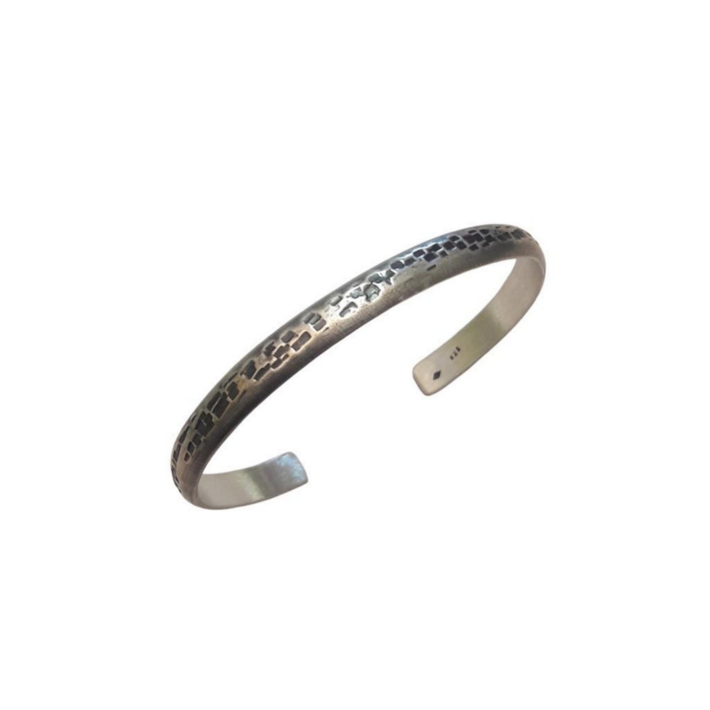 Bracelet jonc ethnique en argent massif 925 pour homme.

Bracelet gravé à la main. Taille ajustable.
