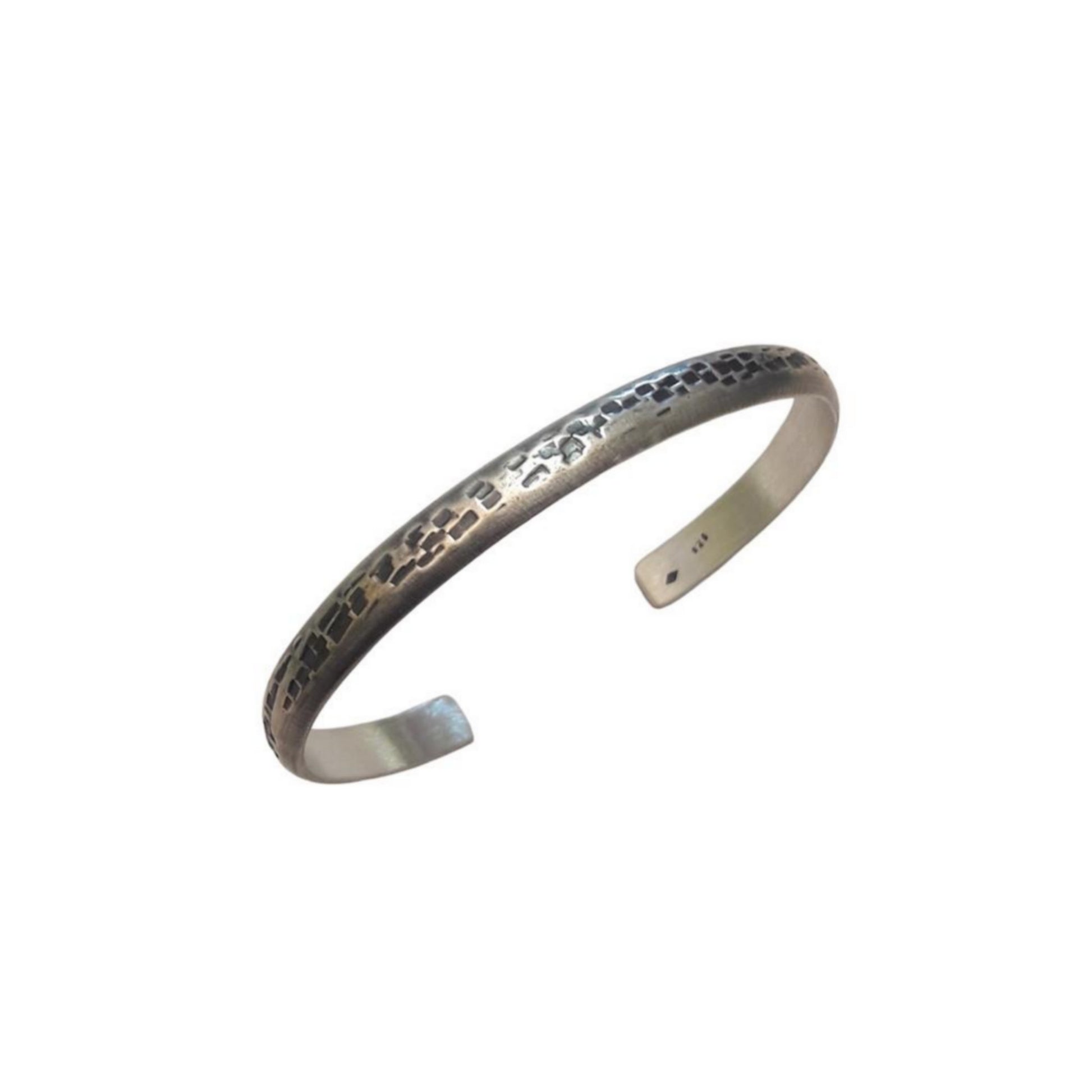 Bracelet jonc ethnique en argent massif 925 pour homme.

Bracelet gravé à la main. Taille ajustable.
