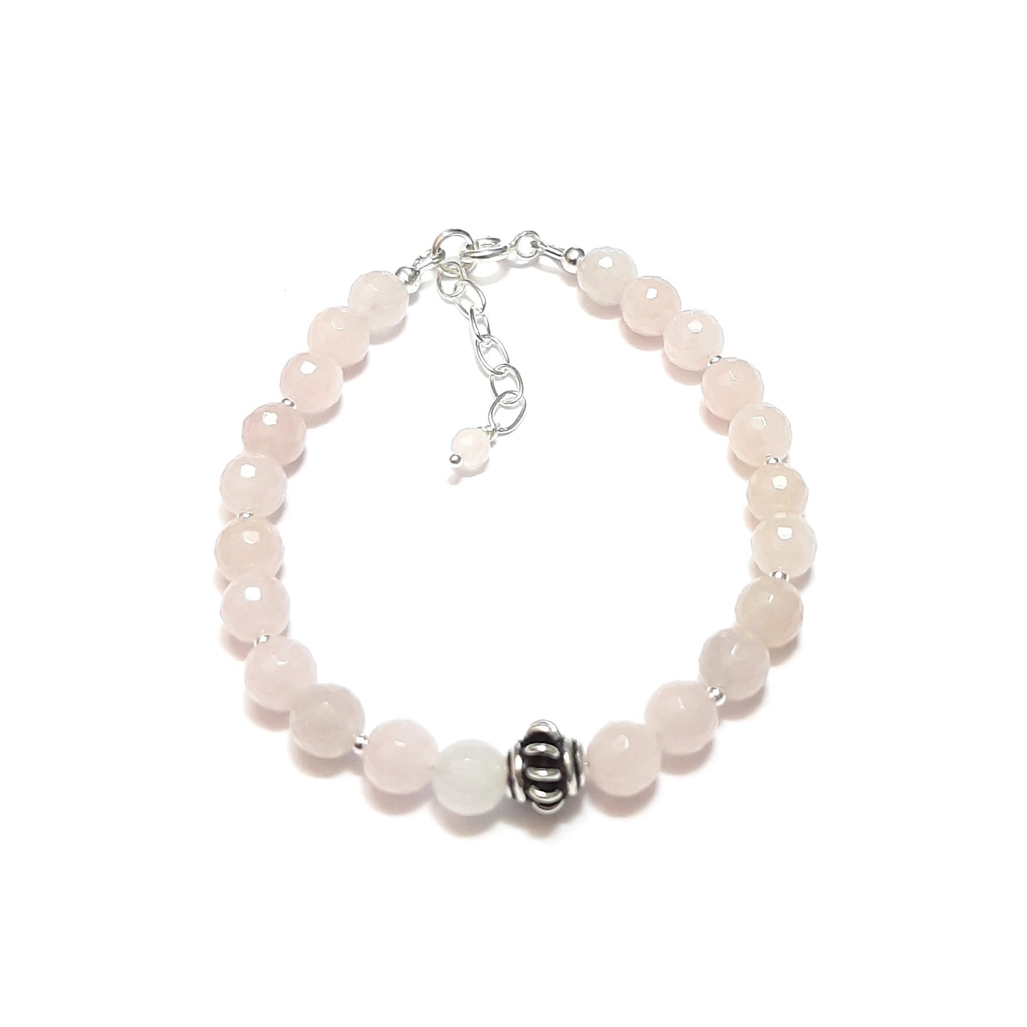 Ce bracelet délicat marie la tendresse du quartz rose, pierre de l'amour et de la paix intérieure, avec la pureté de l'argent 925. Chaque perle de quartz rose de 6 mm est soigneusement sélectionnée et assemblée à la main en France, créant un bijou qui symbolise la douceur et l'élégance. Avec une longueur de 17 cm et une chaînette ajustable, ce bracelet s'adapte à tous les poignets.