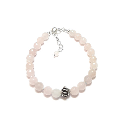 Ce bracelet délicat marie la tendresse du quartz rose, pierre de l'amour et de la paix intérieure, avec la pureté de l'argent 925. Chaque perle de quartz rose de 6 mm est soigneusement sélectionnée et assemblée à la main en France, créant un bijou qui symbolise la douceur et l'élégance. Avec une longueur de 17 cm et une chaînette ajustable, ce bracelet s'adapte à tous les poignets.