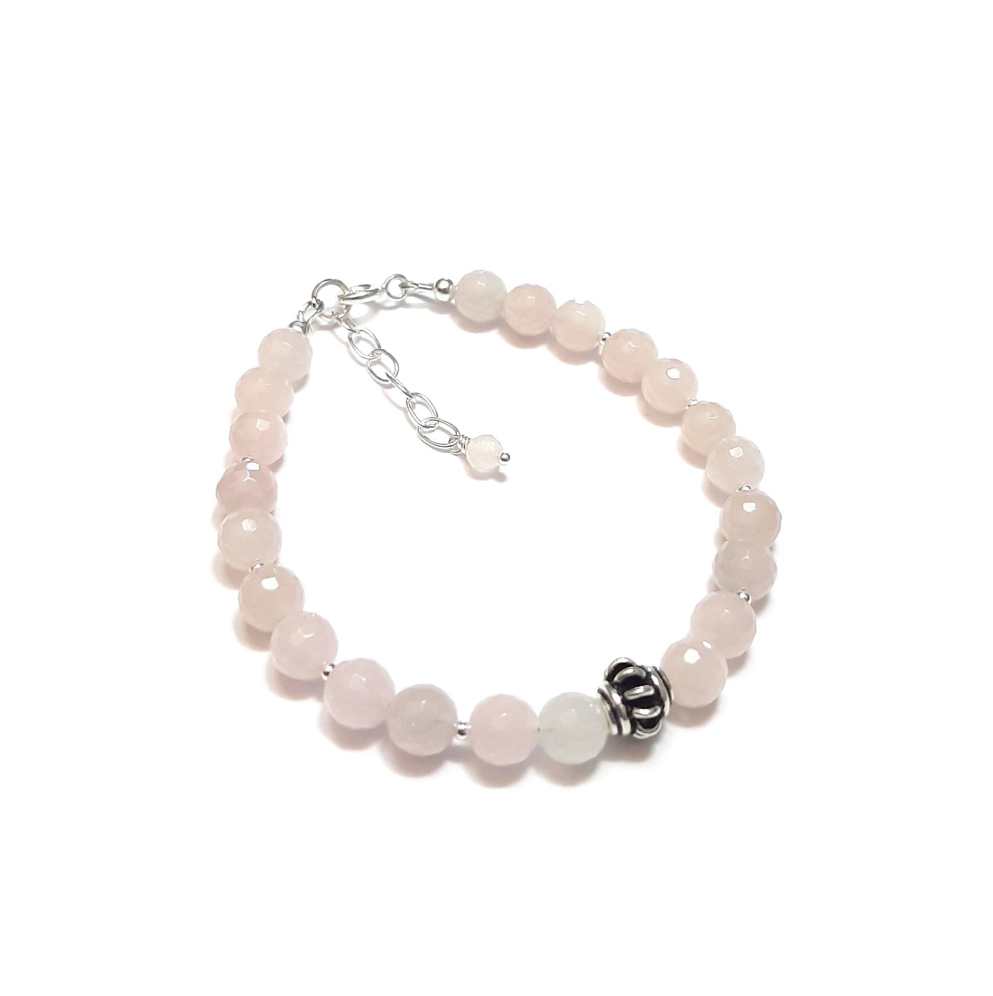 Ce bracelet délicat marie la tendresse du quartz rose, pierre de l'amour et de la paix intérieure, avec la pureté de l'argent 925. Chaque perle de quartz rose de 6 mm est soigneusement sélectionnée et assemblée à la main en France, créant un bijou qui symbolise la douceur et l'élégance. Avec une longueur de 17 cm et une chaînette ajustable, ce bracelet s'adapte à tous les poignets.