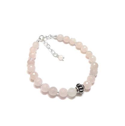 Ce bracelet délicat marie la tendresse du quartz rose, pierre de l'amour et de la paix intérieure, avec la pureté de l'argent 925. Chaque perle de quartz rose de 6 mm est soigneusement sélectionnée et assemblée à la main en France, créant un bijou qui symbolise la douceur et l'élégance. Avec une longueur de 17 cm et une chaînette ajustable, ce bracelet s'adapte à tous les poignets.