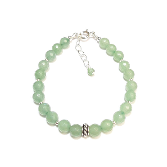 bracelet en argent 925 est orné de pierres naturelles d'aventurine verte. Avec son design élégant, il ajoute une touche de sophistication à toute tenue. L'aventurine verte est réputée pour ses propriétés antistress, apportant calme et patience. Chaque pierre, naturelle, présente des variations uniques de couleur et de texture, ajoutant au charme distinctif du bracelet.