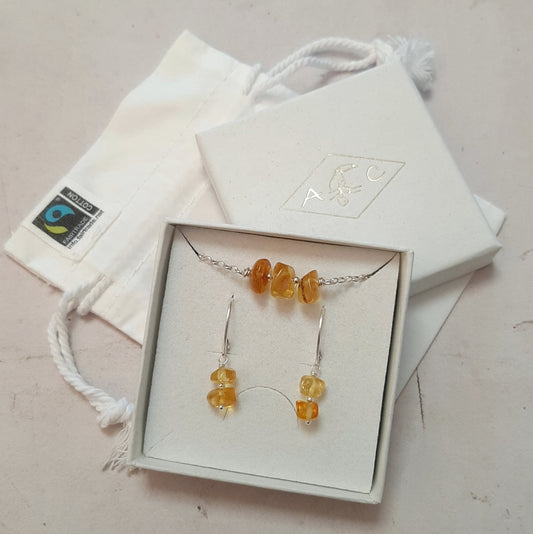 Découvrez nos coffrets raffinés de bijoux en argent 925 et pierres naturelles, parfaits pour un cadeau élégant à Noël ou pour un Secret Santa. Faits main avec des pierres telles que l’améthyste et l’œil de tigre, ces ensembles apportent une touche de luxe naturelle. Livraison gratuite et rapide pour vous simplifier les fêtes !