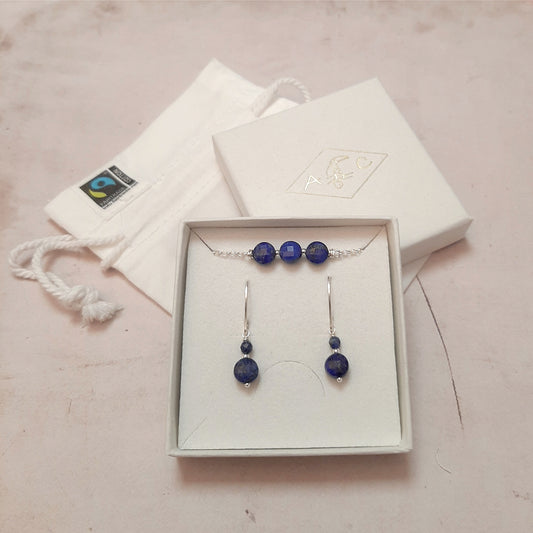 Découvrez nos coffrets raffinés de bijoux en argent 925 et pierres naturelles, parfaits pour un cadeau élégant à Noël ou pour un Secret Santa. Faits main avec des pierres telles que l’améthyste et l’œil de tigre, ces ensembles apportent une touche de luxe naturelle. Livraison gratuite et rapide pour vous simplifier les fêtes !