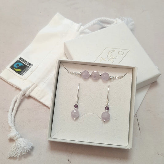 Découvrez nos coffrets raffinés de bijoux en argent 925 et pierres naturelles, parfaits pour un cadeau élégant à Noël ou pour un Secret Santa. Faits main avec des pierres telles que l’améthyste et l’œil de tigre, ces ensembles apportent une touche de luxe naturelle. Livraison gratuite et rapide pour vous simplifier les fêtes !