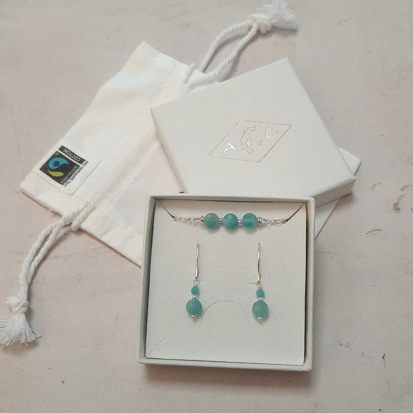 Découvrez nos coffrets raffinés de bijoux en argent 925 et pierres naturelles, parfaits pour un cadeau élégant à Noël ou pour un Secret Santa. Faits main avec des pierres telles que l’améthyste et l’œil de tigre, amazonite... ces ensembles apportent une touche de luxe naturelle. Livraison gratuite et rapide pour vous simplifier les fêtes !