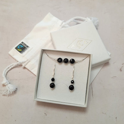 Découvrez nos coffrets raffinés de bijoux en argent 925 et pierres naturelles, parfaits pour un cadeau élégant à Noël ou pour un Secret Santa. Faits main avec des pierres telles que l’améthyste et l’œil de tigre, ces ensembles apportent une touche de luxe naturelle. Livraison gratuite et rapide pour vous simplifier les fêtes !