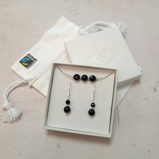 Découvrez nos coffrets raffinés de bijoux en argent 925 et pierres naturelles, parfaits pour un cadeau élégant à Noël ou pour un Secret Santa. Faits main avec des pierres telles que l’améthyste et l’œil de tigre, ces ensembles apportent une touche de luxe naturelle. Livraison gratuite et rapide pour vous simplifier les fêtes !