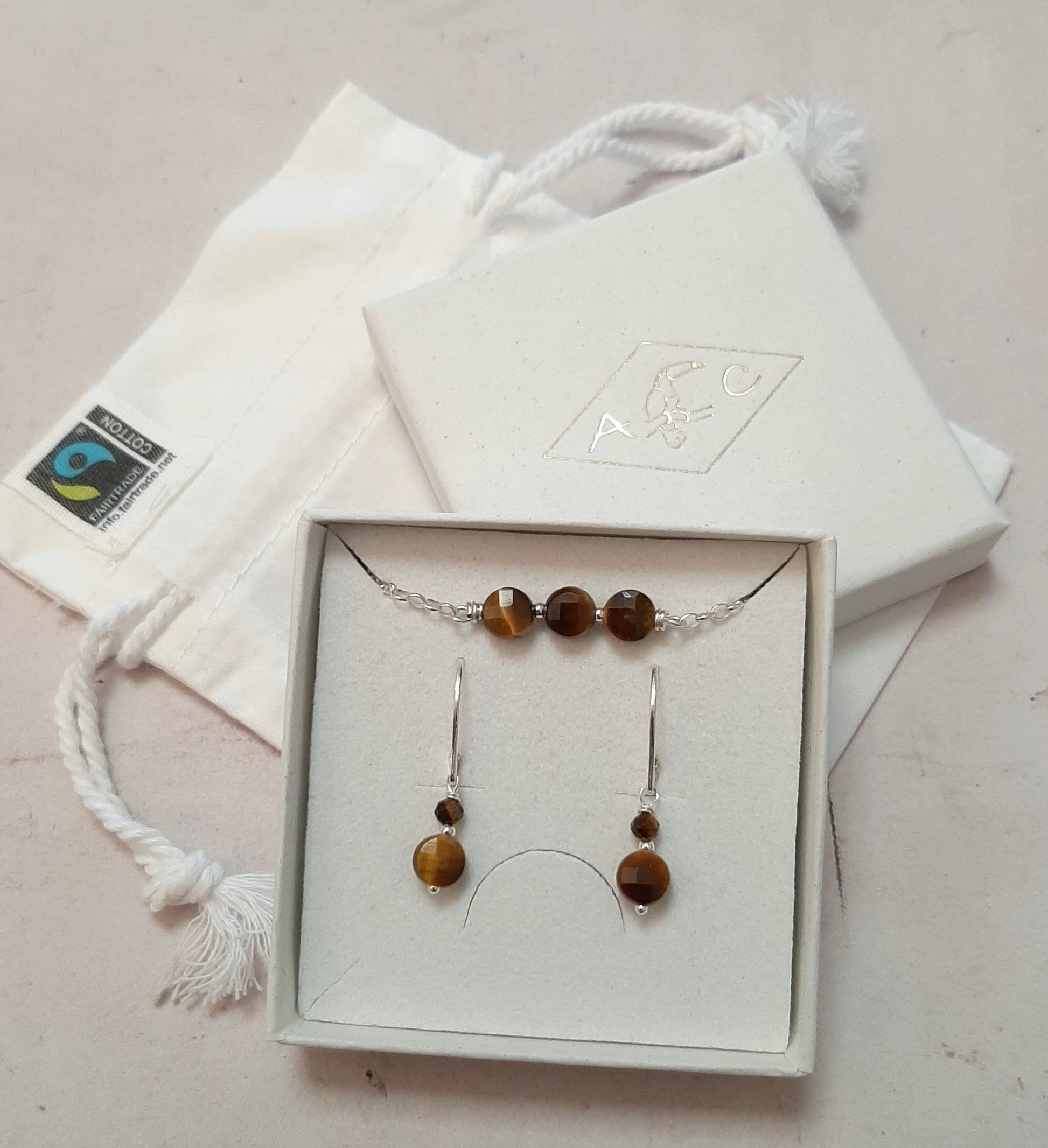 Découvrez nos coffrets raffinés de bijoux en argent 925 et pierres naturelles, parfaits pour un cadeau élégant à Noël ou pour un Secret Santa. Faits main avec des pierres telles que l’améthyste et l’œil de tigre, amazonite... ces ensembles apportent une touche de luxe naturelle. Livraison gratuite et rapide pour vous simplifier les fêtes !