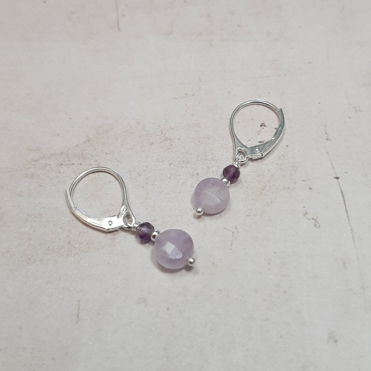 Détail des boucles d'oreilles en argent 925 et améthyste