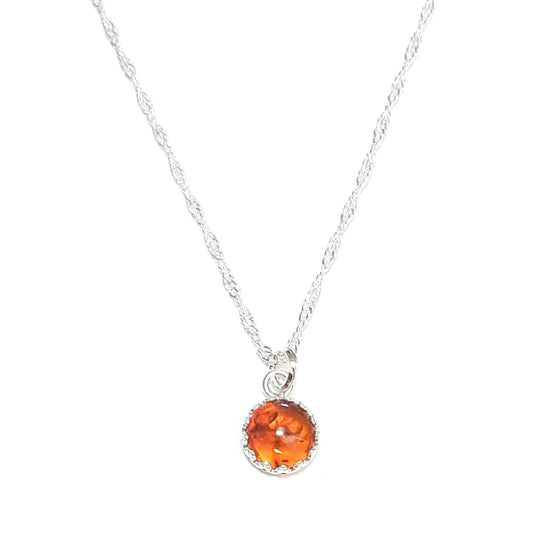 Collier court en argent sterling avec un pendentif en ambre