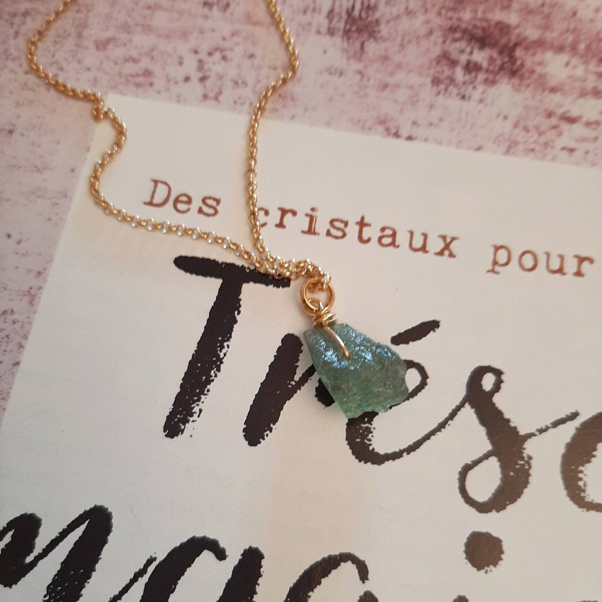 Collier court en argent sterling doré avec un pendentif grenat vert, pierre brute.