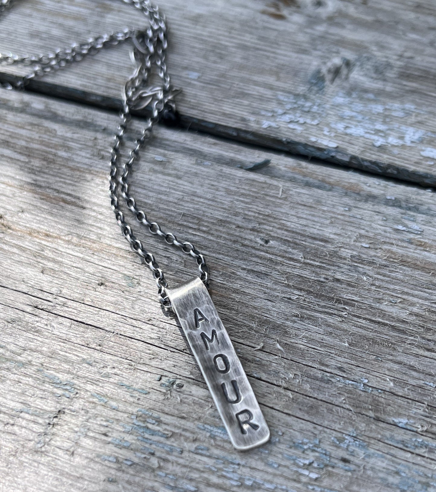Craquez pour un collier personnalisé unique avec  un prénom, une date, un mot gravé, vos initiales etc. 