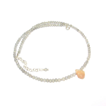 Découvrez le collier en argent avec Labradorite et Pierre de Soleil. Bijou artisanal éthique en pierres naturelles, parfait pour la protection et la joie. Idéal pour offrir en cadeau !