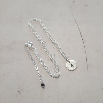 Créez un collier unique avec votre initiale gravée. Argent massif 925. Cadeau personnalisé idéal.
