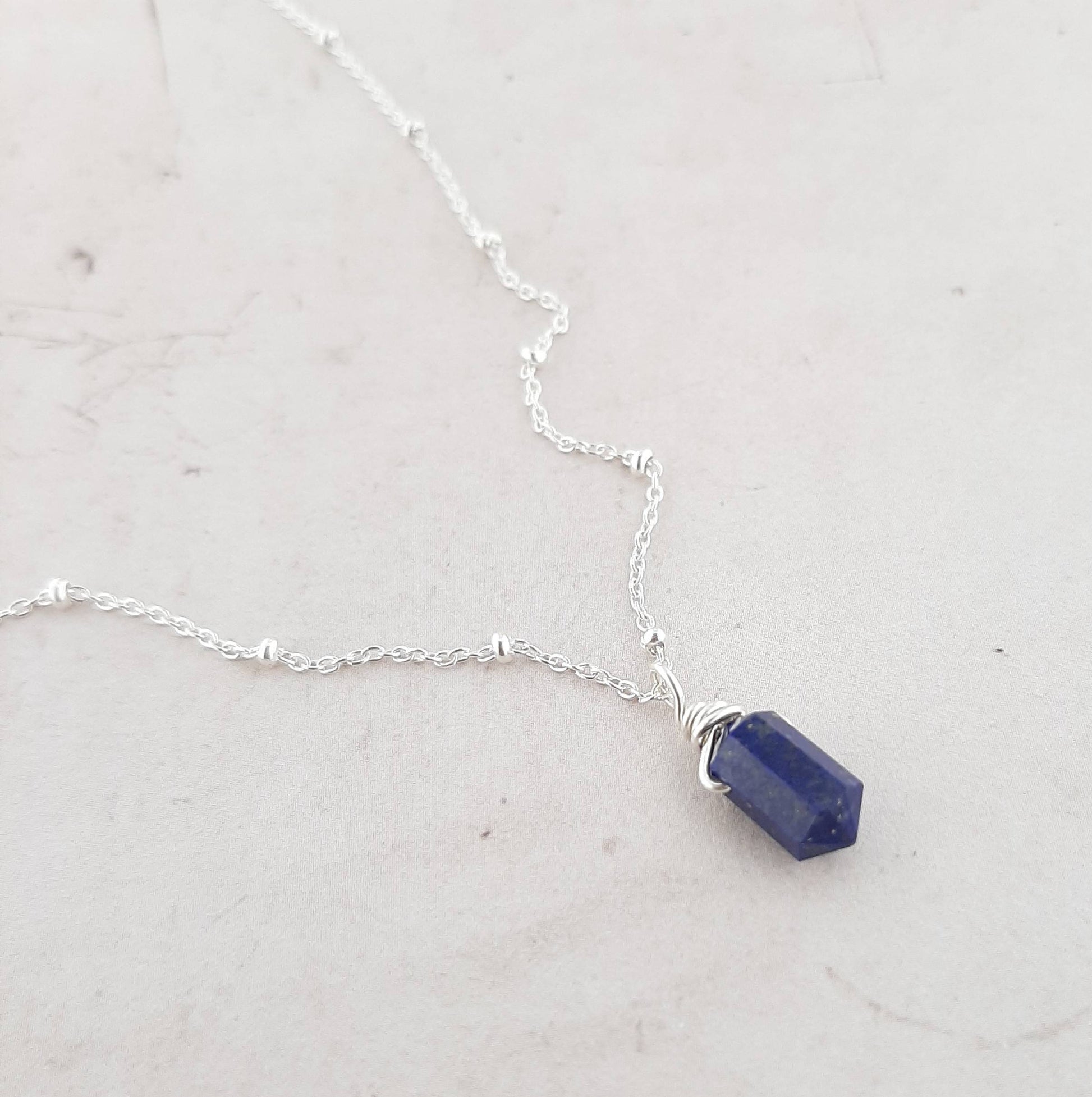 Collier chaine perlé en argent 925 aven un pendule en lapis-lazuli, pierres naturelles.