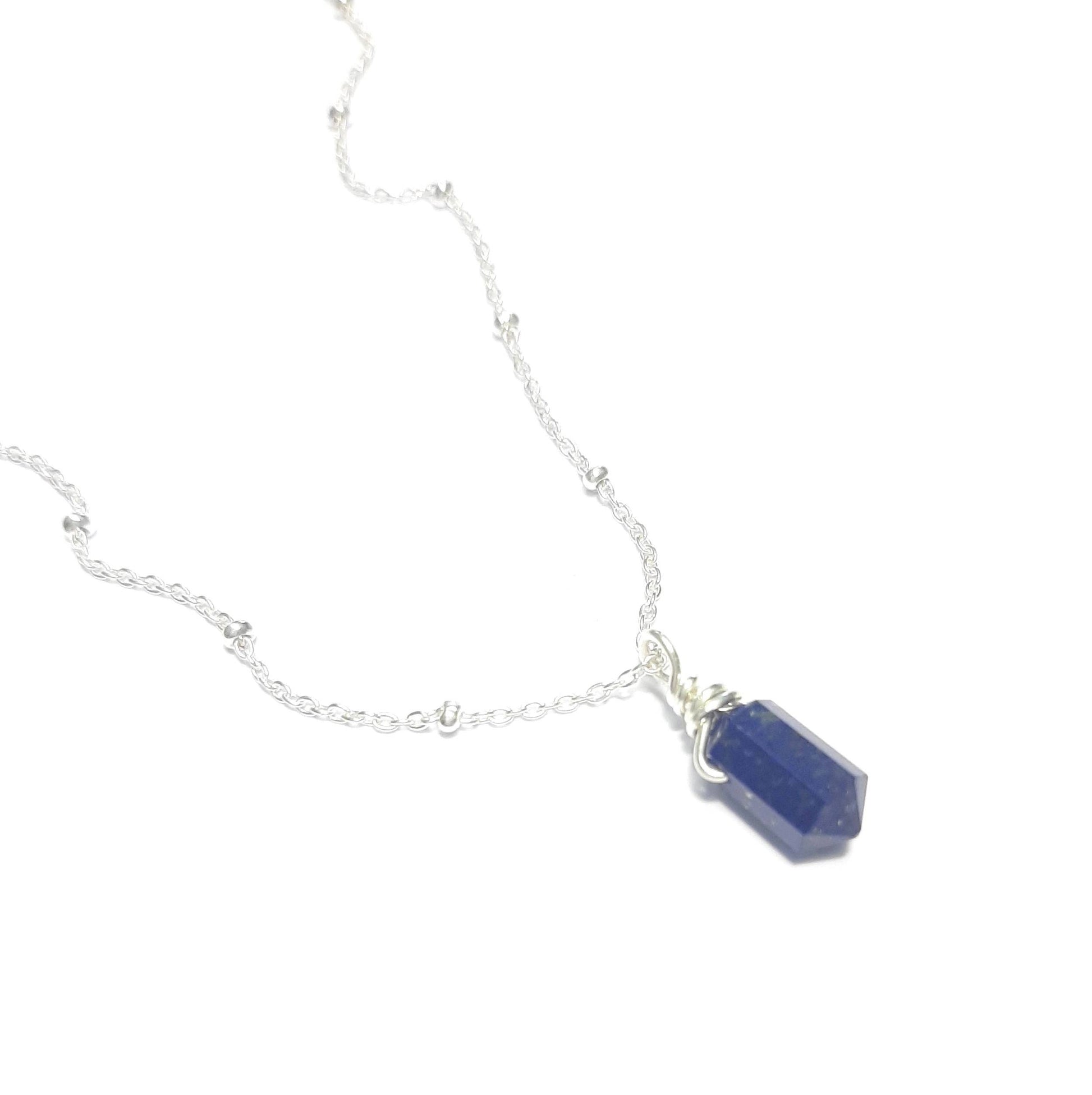 Collier pendule en lapis-lazuli naturelle monté sur une chaîne en argent massif 925, bijou artisanal fabriqué en France.