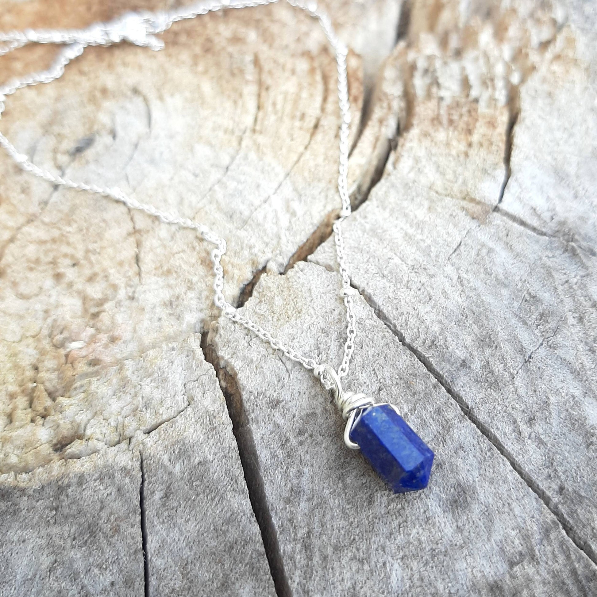 Bijou artisanal made in France : collier pendule avec lapis-lazuli naturelle, argent 925, idéal pour la protection et l'apaisement.