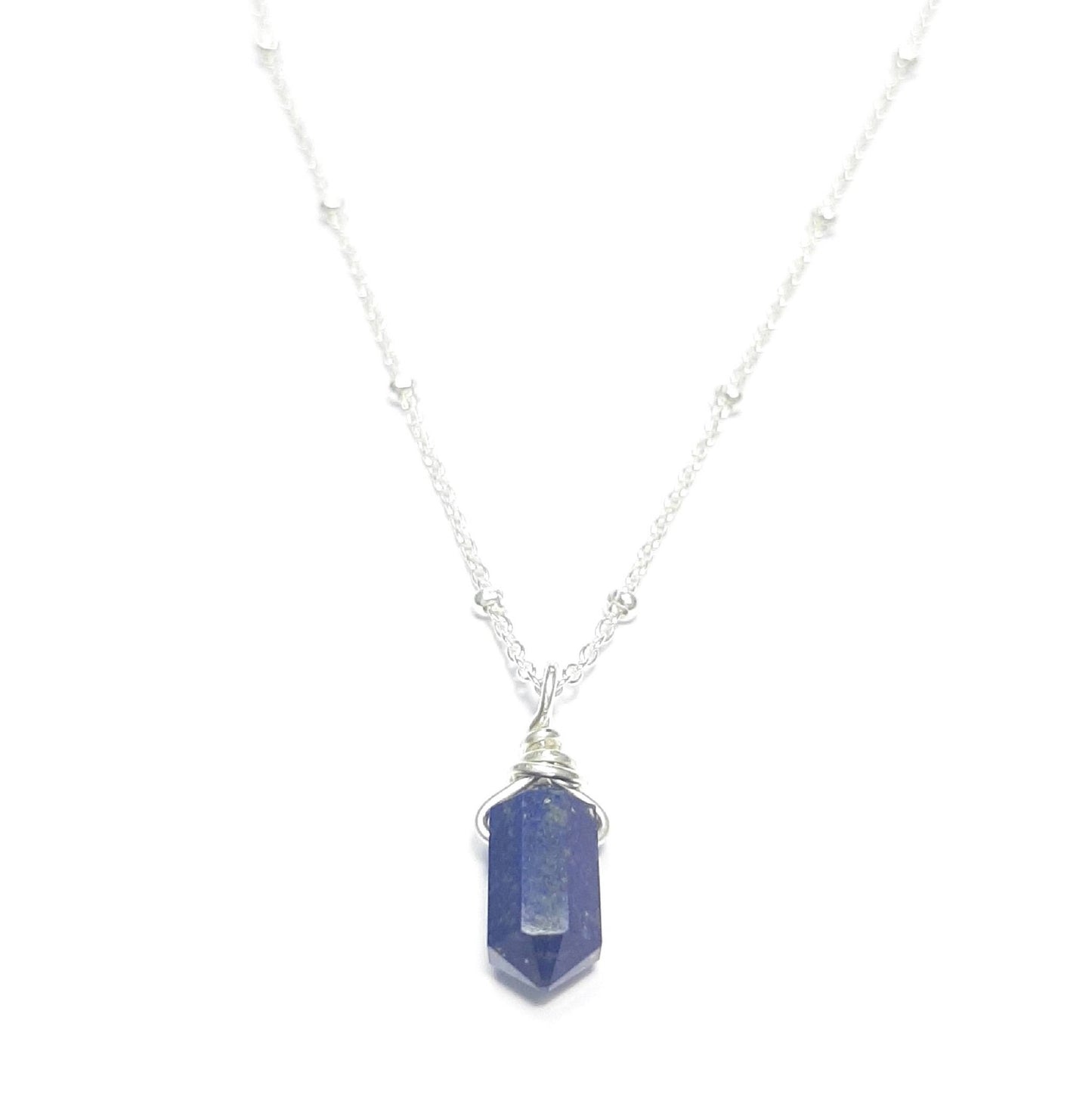 Collier ras de cou avec pendentif pendule lapis-lazuli, confectionné à la main, mettant en valeur la beauté des pierres naturelles.