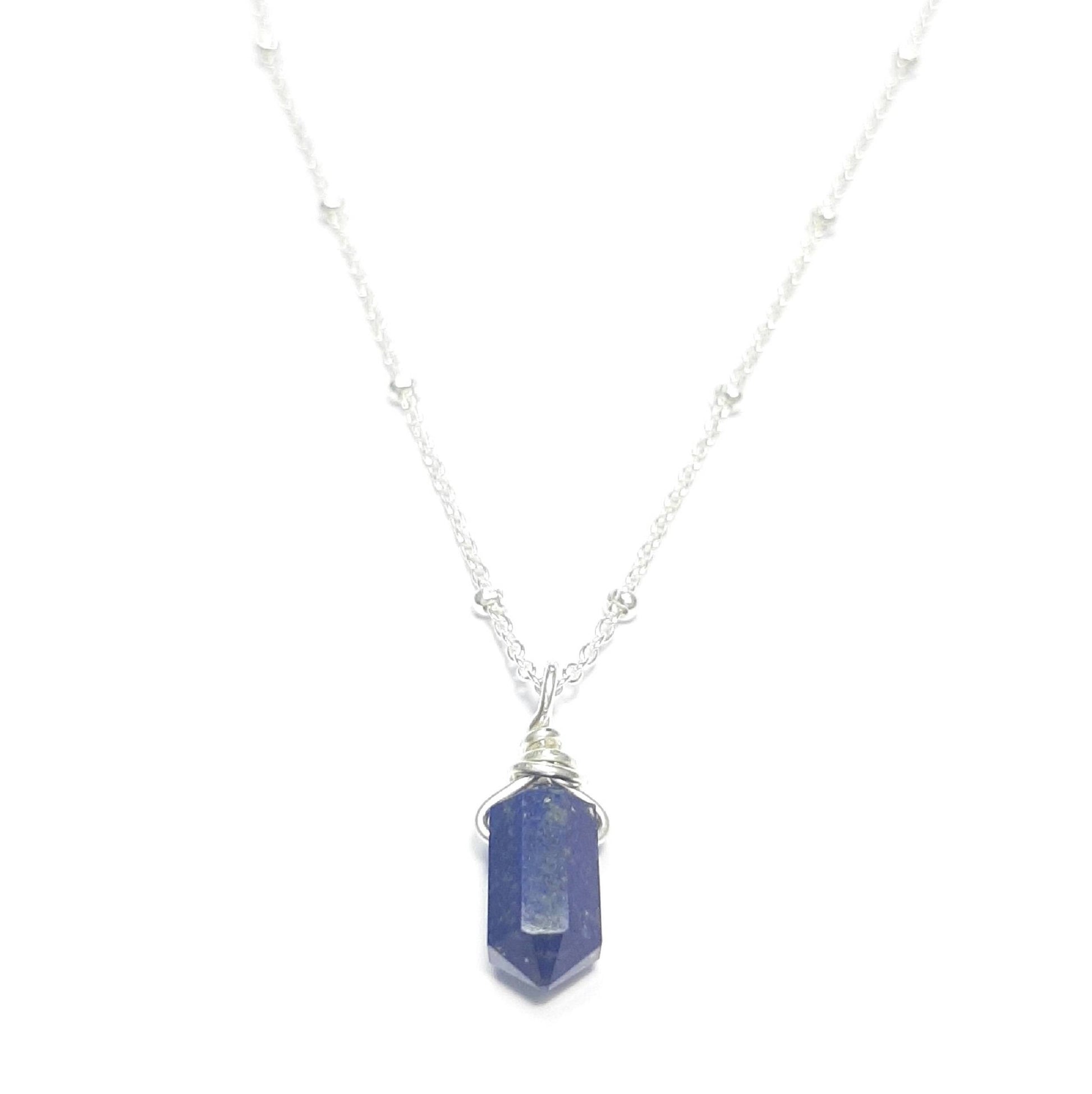 Collier ras de cou avec pendentif pendule lapis-lazuli, confectionné à la main, mettant en valeur la beauté des pierres naturelles.