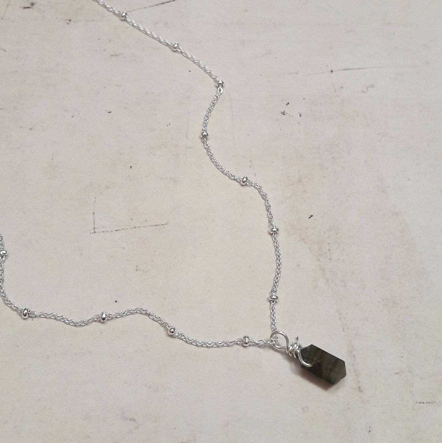Bijou artisanal made in France : collier pendule avec labradorite naturelle, argent 925, idéal pour la protection .