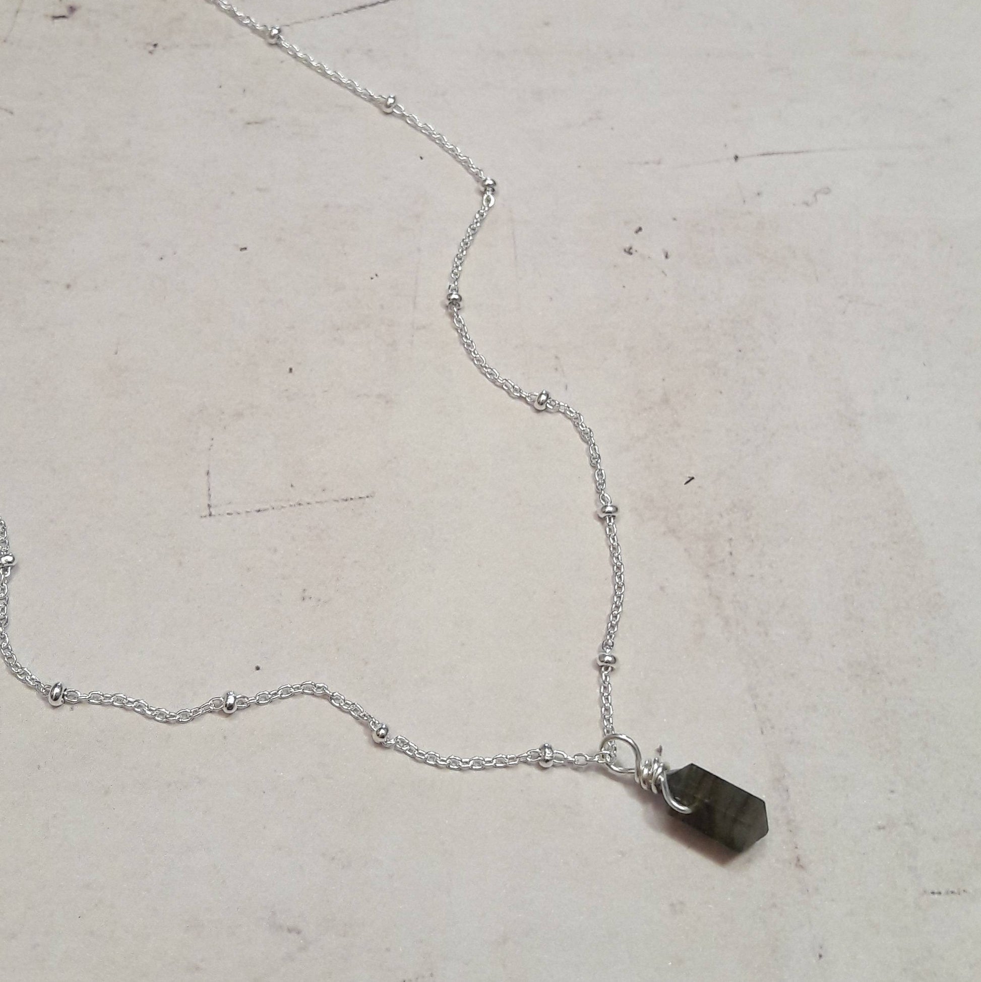 Bijou artisanal made in France : collier pendule avec labradorite naturelle, argent 925, idéal pour la protection .