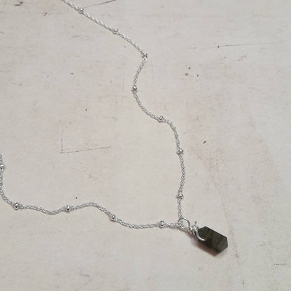 Bijou artisanal made in France : collier pendule avec labradorite naturelle, argent 925, idéal pour la protection .