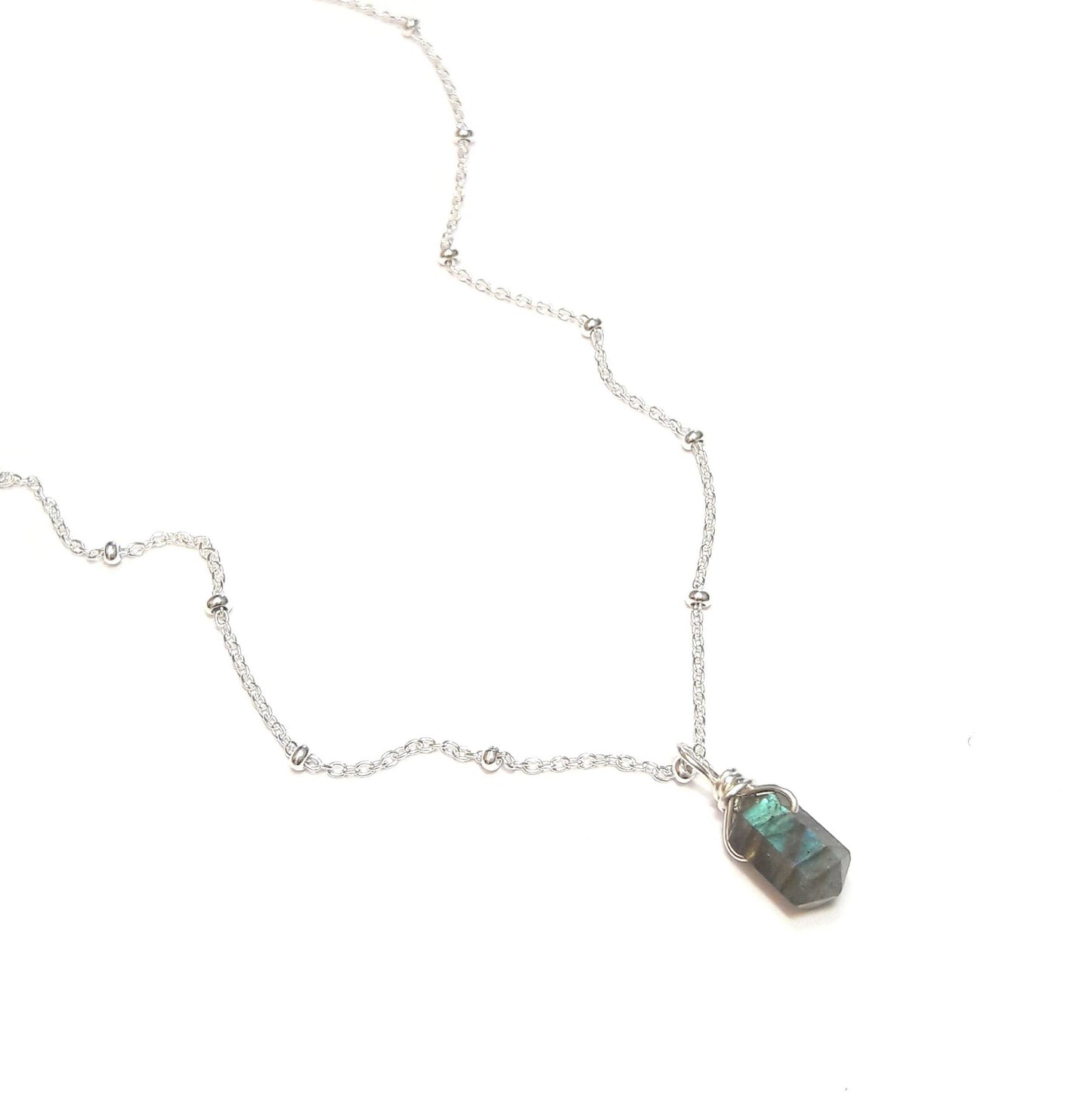 Collier chaîne perlé en argent 925 avec un pendule en labradorite, pierre naturelles au reflets irisés.