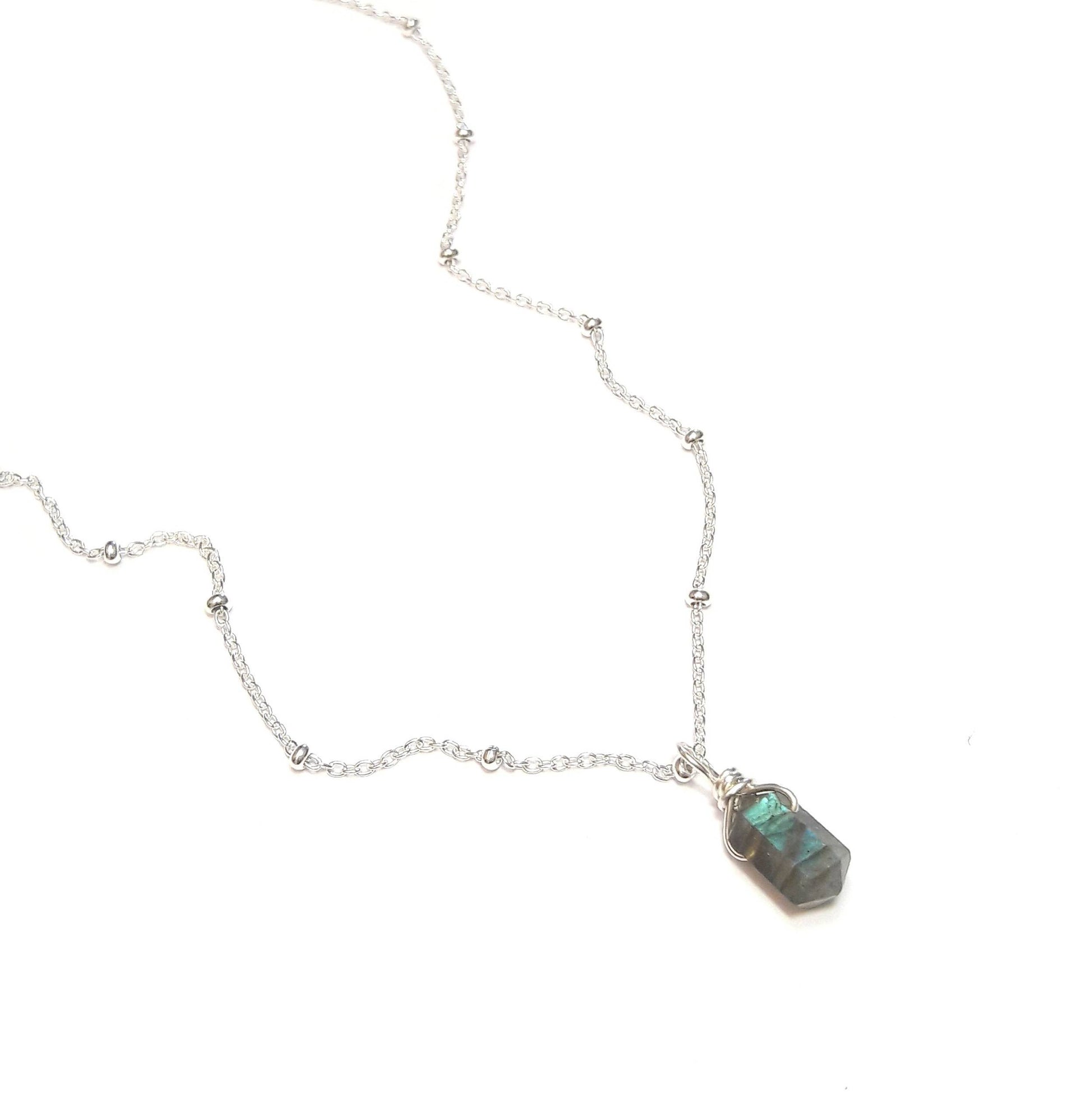 Collier chaîne perlé en argent 925 avec un pendule en labradorite, pierre naturelles au reflets irisés.