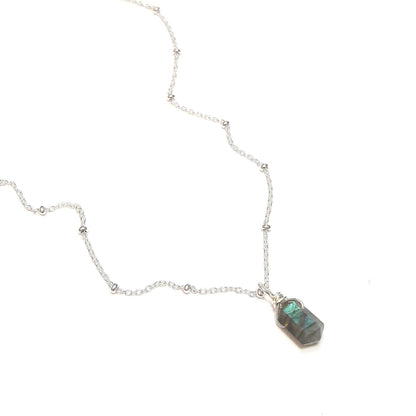 Collier chaîne perlé en argent 925 avec un pendule en labradorite, pierre naturelles au reflets irisés.