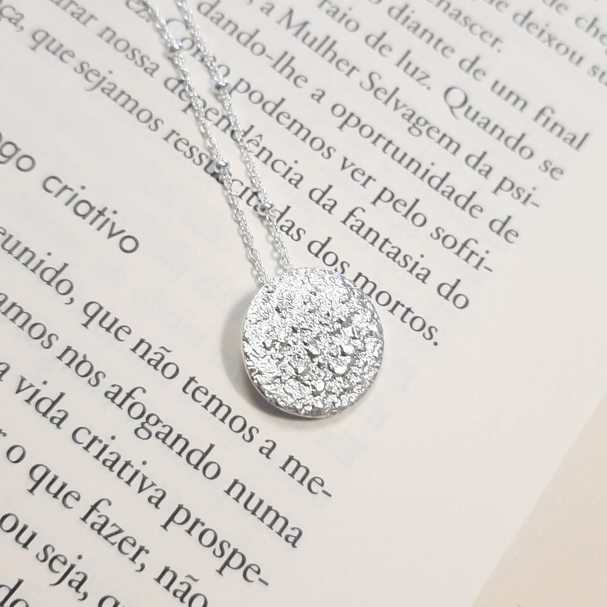 Collier avec un pendentif en forme de pleine lune en argent massif réticulé. 
bijoux symboliques en argent, cadeaux éthiques en argent massif, colliers artisanaux pleine lune