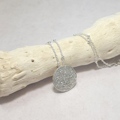 Collier fait main avec un pendentif en forme de pleine lune en argent massif réticulé. Bijoux responsables.