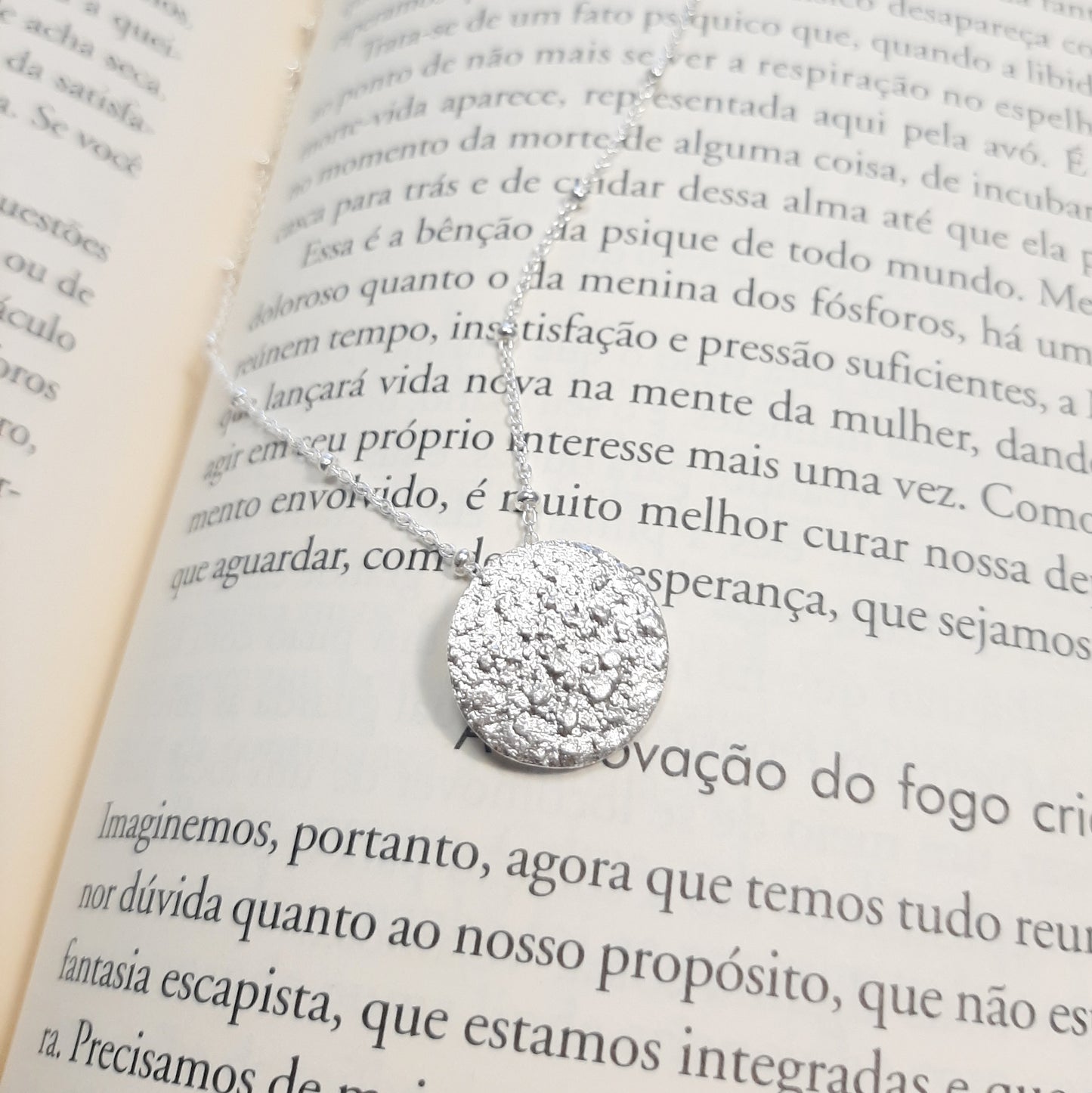 Collier avec un pendentif en forme de pleine lune en argent massif réticulé. 
