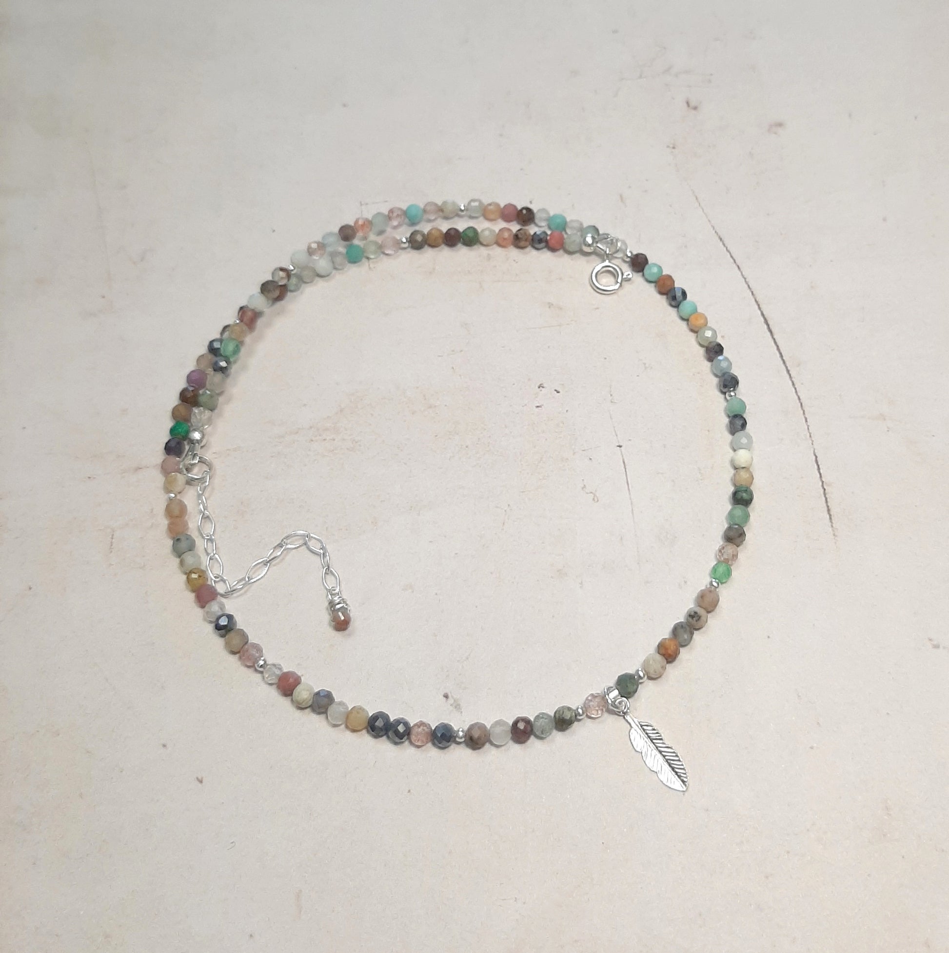 Conçu en argent 925, ce collier associe la symbolique de la plume, messagère des guides spirituels, à la force des pierres naturelles. Chaque élément est choisi pour inspirer confiance et équilibre, offrant un bijou porteur de sens et de beauté.