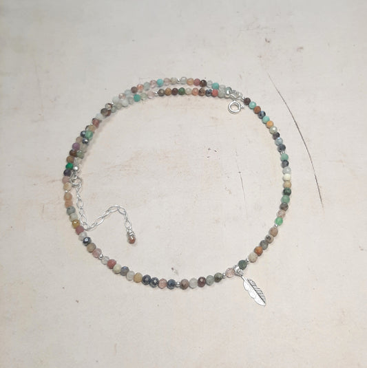 Conçu en argent 925, ce collier associe la symbolique de la plume, messagère des guides spirituels, à la force des pierres naturelles. Chaque élément est choisi pour inspirer confiance et équilibre, offrant un bijou porteur de sens et de beauté.