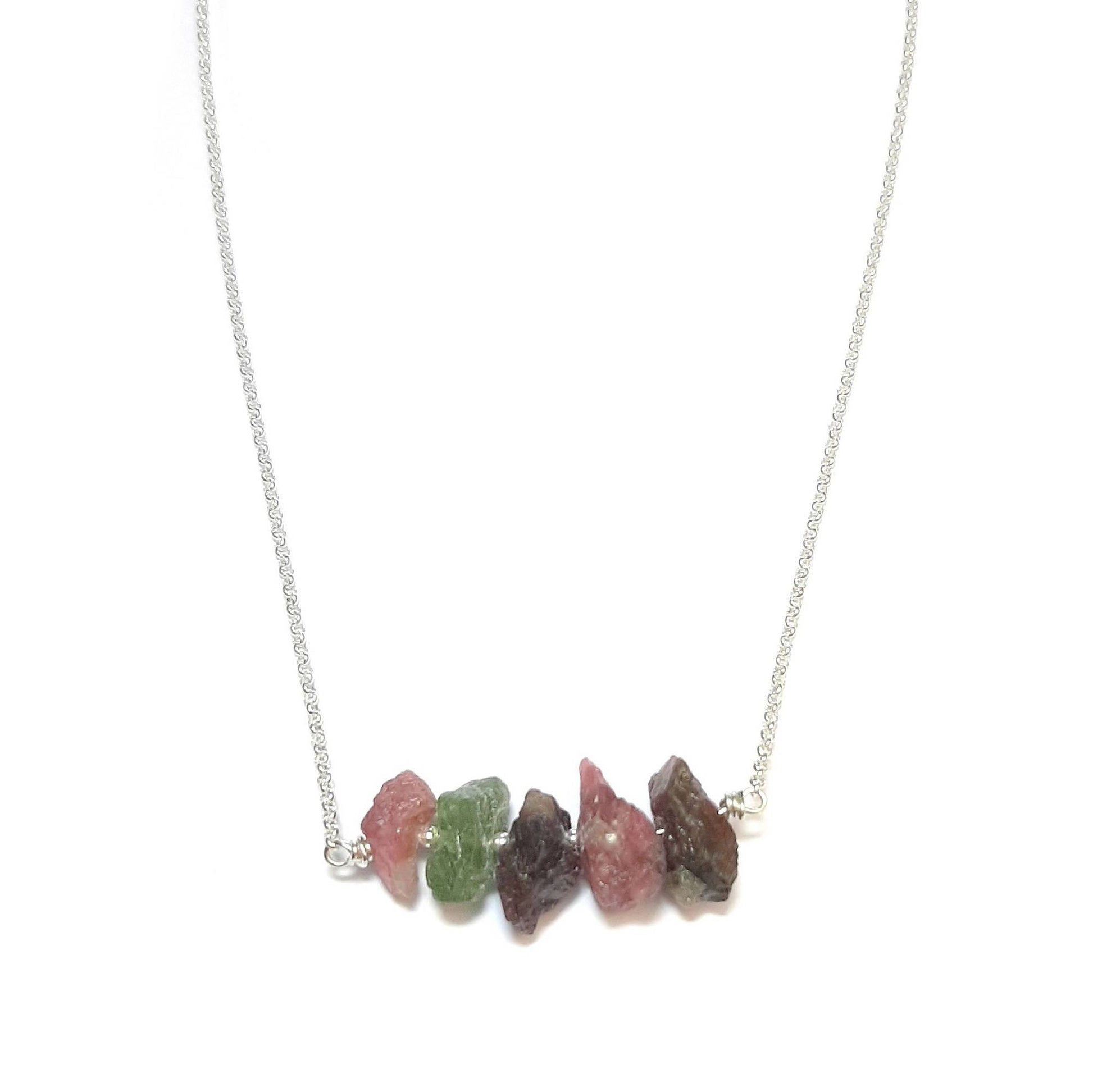 Collier en Tourmaline brute et Argent 925 - Bijou artisanal et éthique - Pierre naturelle protectrice.
La tourmaline est une pierre protectrice qui aide à équilibrer les énergies et à favoriser la sérénité.