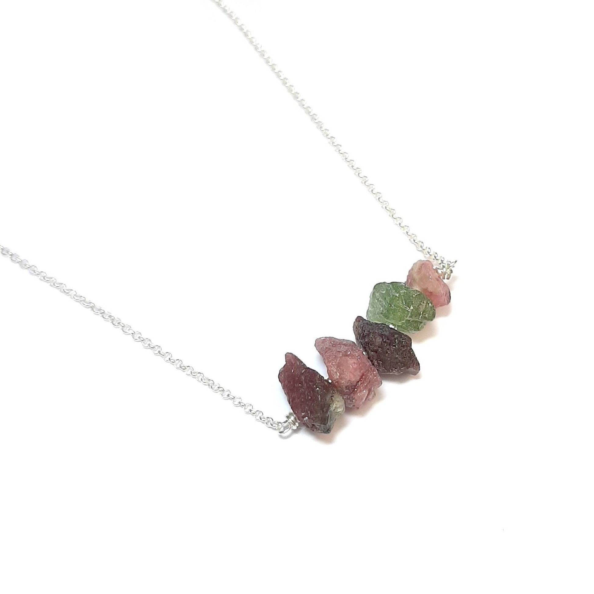 Plongez dans l'univers des pierres naturelles avec ce collier unique en tourmaline brute, montée sur une chaîne en argent sterling 925. Chaque pierre de tourmaline est soigneusement sélectionnée pour sa beauté naturelle et ses propriétés énergétiques. Symbole de protection, la tourmaline est réputée pour éloigner les énergies négatives et apaiser l'esprit.
