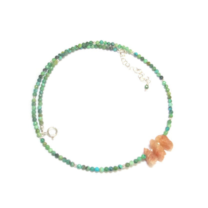 Sublimez votre quotidien avec ce collier lumineux alliant Turquoise verte et Pierre de Soleil, deux gemmes vibrantes de positivité. Monté à la main en argent massif 925, ce bijou éthique célèbre l’harmonie du cœur et la joie intérieure.
La Turquoise verte, pierre de protection et d’ancrage, s’unit à l’énergie solaire et rayonnante de la Pierre de Soleil pour illuminer vos journées et réchauffer votre âme.
Un collier unique, chargé de sens, pour les femmes en quête d’authenticité et de lumière.