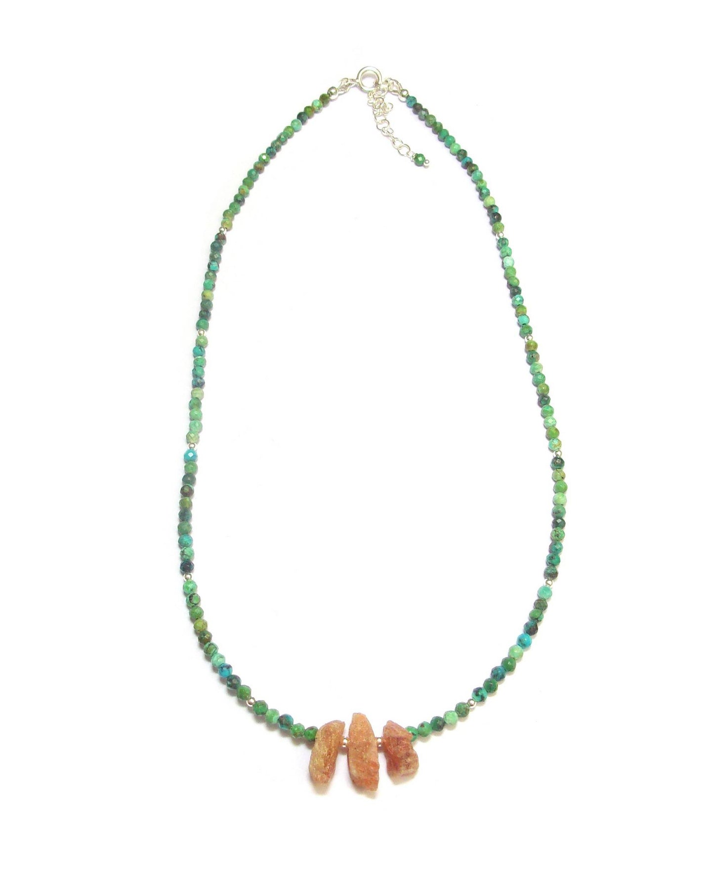 Ce collier en Turquoise verte naturelle et Pierre de Soleil est bien plus qu’un simple bijou. Créé à la main, il associe deux pierres semi-précieuses connues pour leurs vertus bienfaisantes :

La Turquoise verte : favorise l’équilibre émotionnel, l’intuition et la communication.

La Pierre de Soleil : stimule la confiance en soi et la vitalité.
Idéal pour celles qui recherchent un collier en pierres naturelles éthique et féminin, à porter en toute saison.