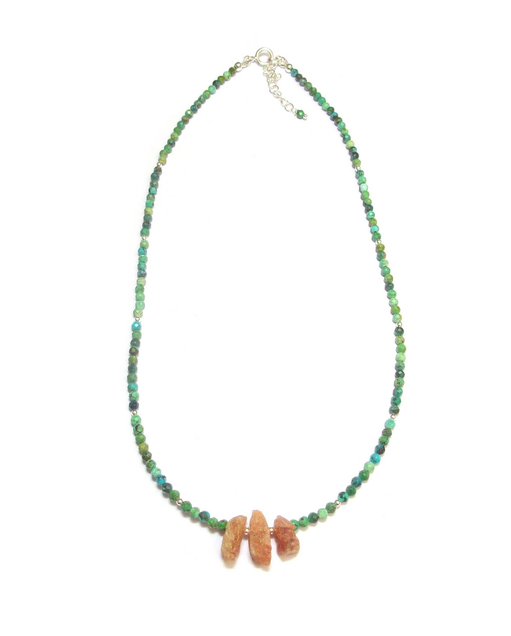 Ce collier en Turquoise verte naturelle et Pierre de Soleil est bien plus qu’un simple bijou. Créé à la main, il associe deux pierres semi-précieuses connues pour leurs vertus bienfaisantes :

La Turquoise verte : favorise l’équilibre émotionnel, l’intuition et la communication.

La Pierre de Soleil : stimule la confiance en soi et la vitalité.
Idéal pour celles qui recherchent un collier en pierres naturelles éthique et féminin, à porter en toute saison.