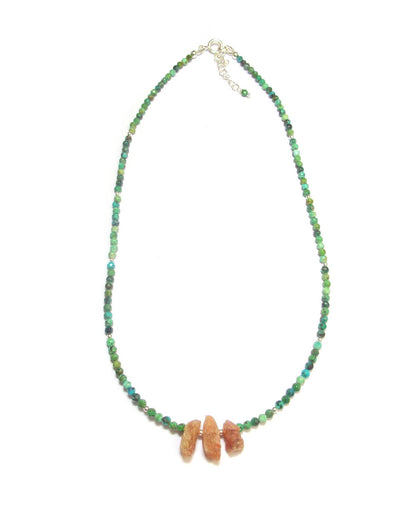 Ce collier en Turquoise verte naturelle et Pierre de Soleil est bien plus qu’un simple bijou. Créé à la main, il associe deux pierres semi-précieuses connues pour leurs vertus bienfaisantes :

La Turquoise verte : favorise l’équilibre émotionnel, l’intuition et la communication.

La Pierre de Soleil : stimule la confiance en soi et la vitalité.
Idéal pour celles qui recherchent un collier en pierres naturelles éthique et féminin, à porter en toute saison.
