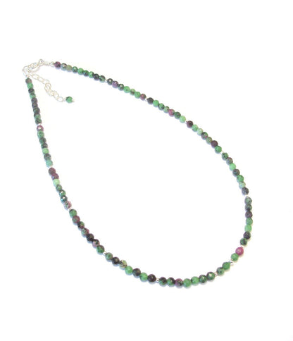 Collier fin en argent 925, perles naturelles de zoisite 4 mm – bijou minimaliste fait main en France.