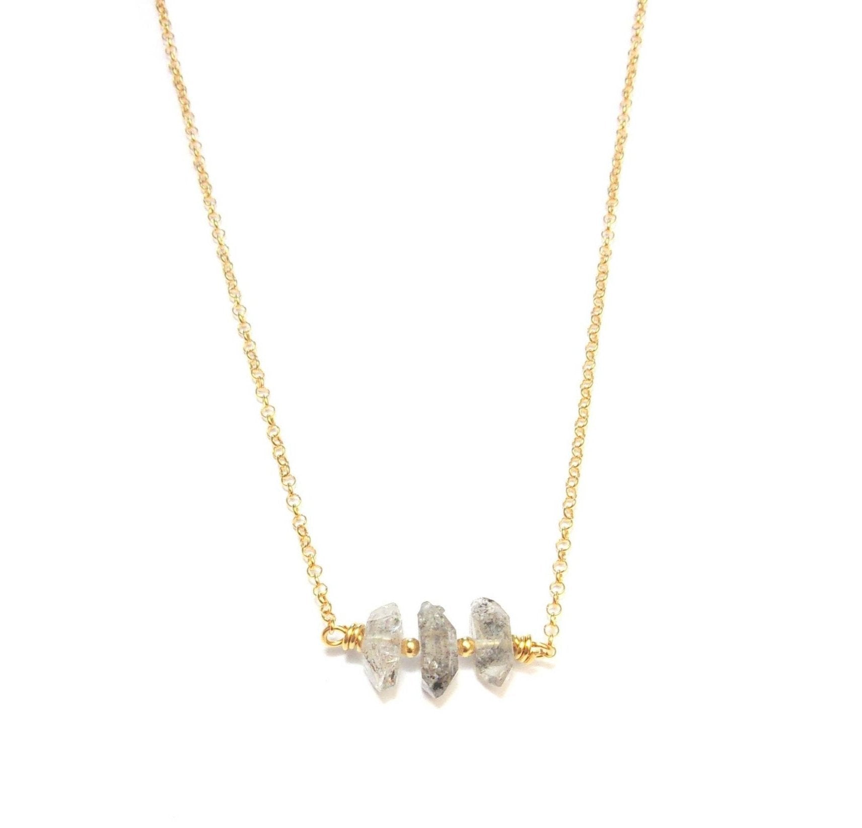 Collier ras-du-cou en argent 925 doré à l'or fin et pierres semi-précieuses brutes: quartz diamant (diamant d'herkimer). Les pierres sont naturelles, la couleur et la forme peuvent varier légèrement.
Argent 925 doré à l'or fin 24 carats
Le Cristal Diamant (ou quartz diamant) est une variété de cristal de roche que provient de la mine de Herkimer, dans l’état de New York, USA Ses propriétés sont les mêmes que celles du cristal de roche, il capte toutes les énergies de 