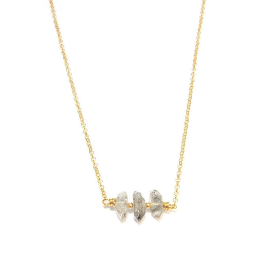 Collier ras-du-cou en argent 925 doré à l'or fin et pierres semi-précieuses brutes: quartz diamant (diamant d'herkimer). Les pierres sont naturelles, la couleur et la forme peuvent varier légèrement.
Argent 925 doré à l'or fin 24 carats
Le Cristal Diamant (ou quartz diamant) est une variété de cristal de roche que provient de la mine de Herkimer, dans l’état de New York, USA Ses propriétés sont les mêmes que celles du cristal de roche, il capte toutes les énergies de 